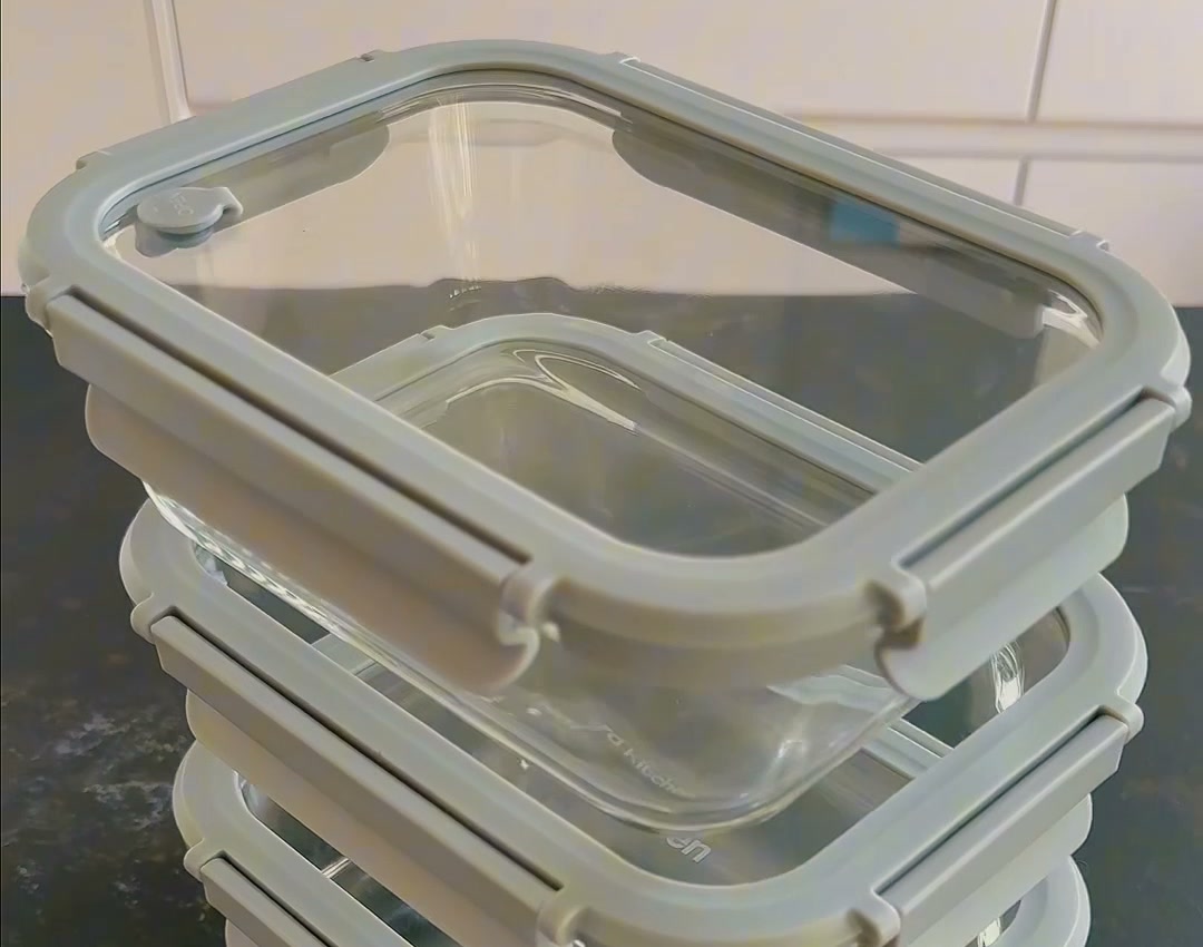 De glazen Nord Kitchen-bakjes en het glazen deksel van dichtbij
